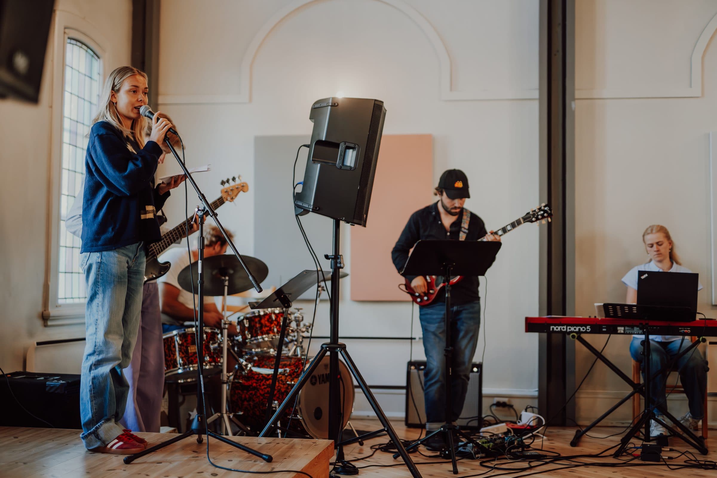 Musikere bidrar under Ung Kirke-gudstjeneste.