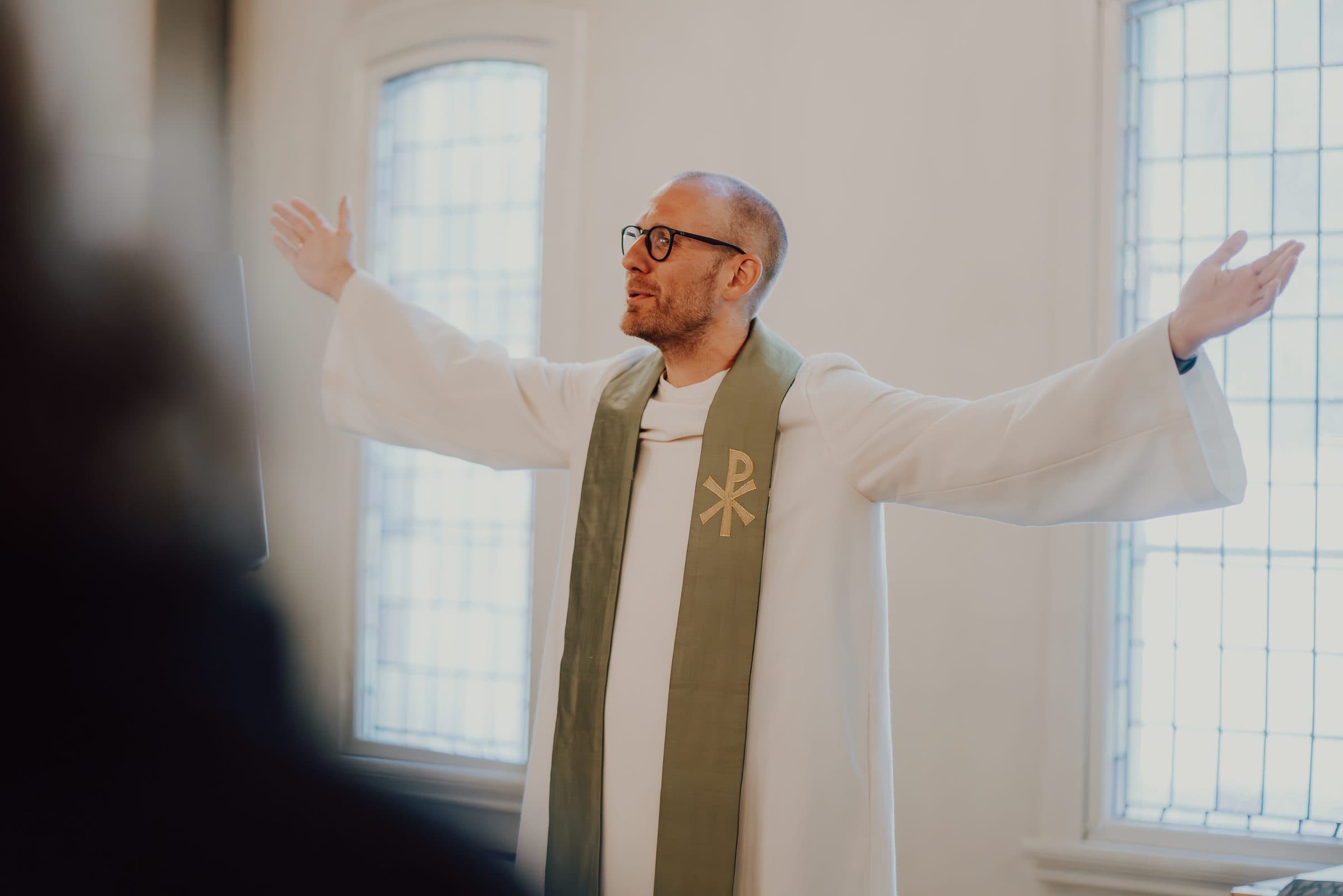 Prest leder en Ung Kirke-gudstjeneste i Lund kirke.